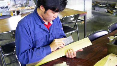 集成材25mm厚の材木を3枚重ねて、かんなや紙やすりで作成します。