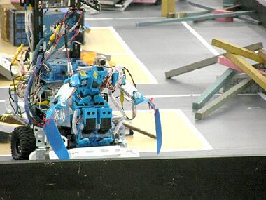 2008年は、車輪式移動機構に、ヒューマノイドロボットを取り付けました。