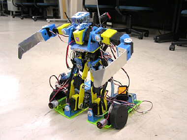 2009年は、ヒューマノイドロボットに車輪を取り付けました。